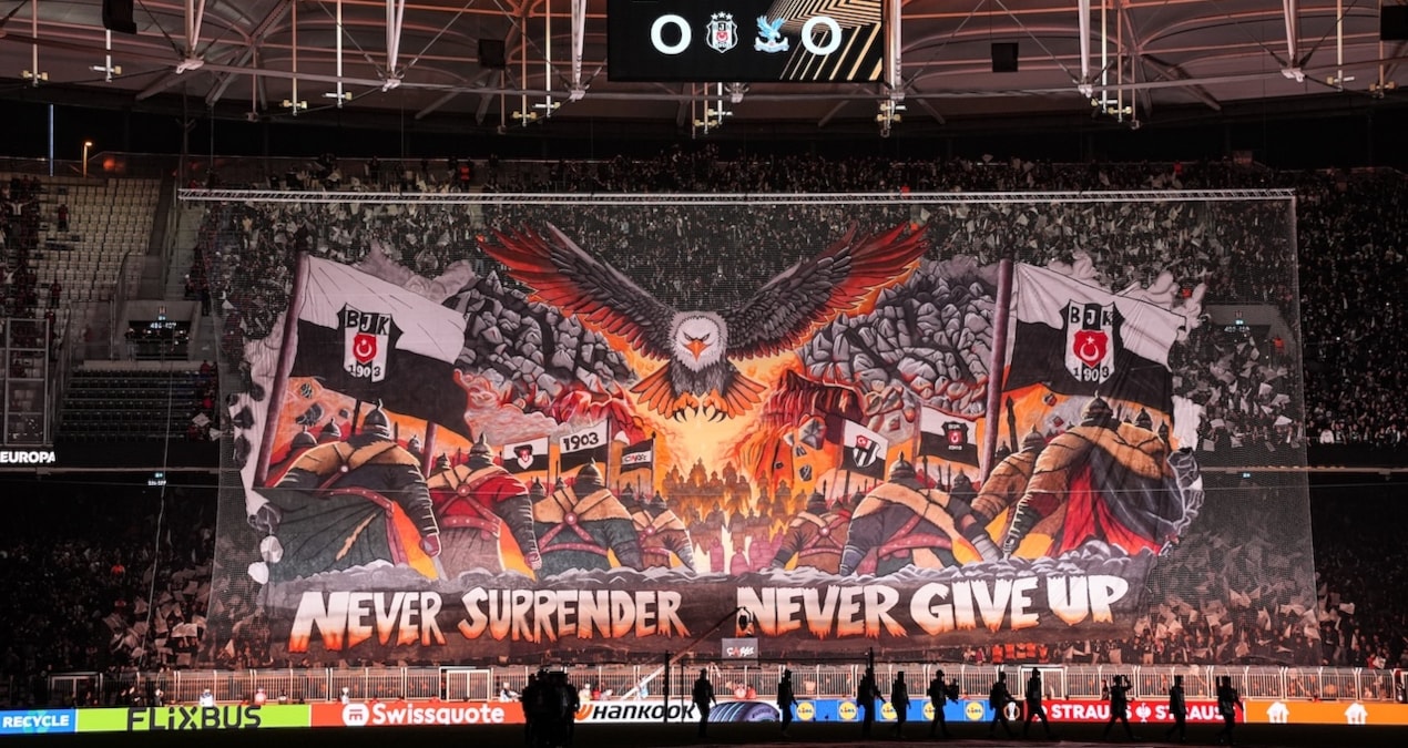 Beşiktaş taraftarları Crystal Palace karşılaşmasında koreografi gösterdi