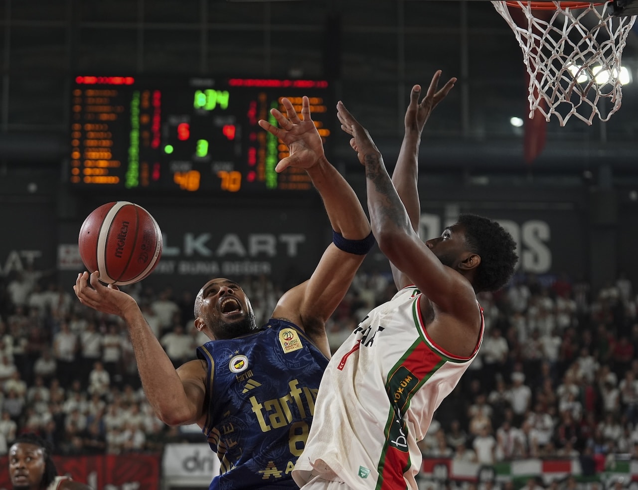 Fenerbahçe Tarfin, İzmir'de rahat kazandı