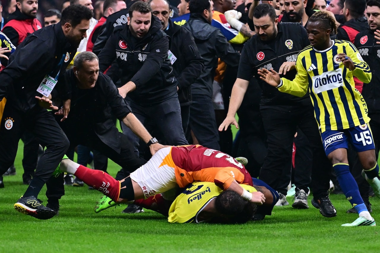 Kavganın bilançosu ağır oldu! 2 kırmızı kart çıktı