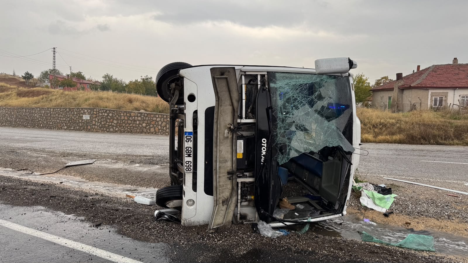 Kırıkkale'de can pazarı: İşçileri taşıyan servis aracı devrildi, 14 yaralı!