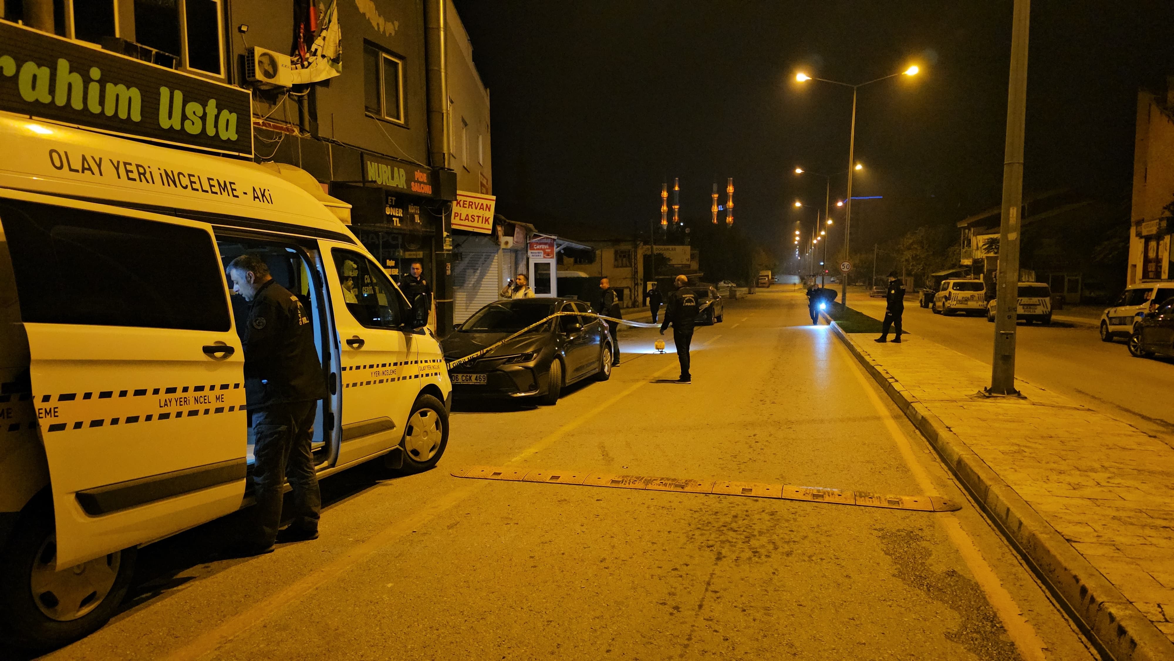 Çorum'da maskeli dehşet: Cadde ortasında dükkana kurşun yağdırdı!