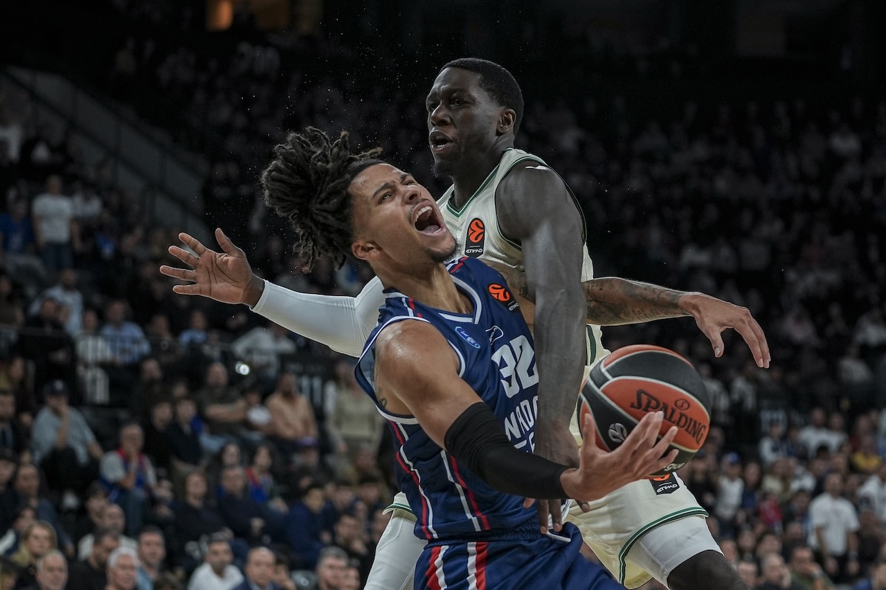 Anadolu Efes evinde lideri yendi