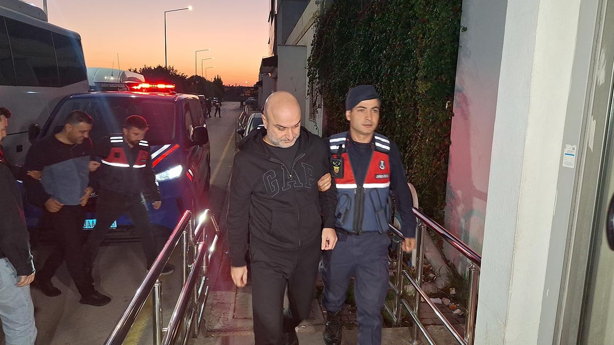 Çukurova Belediyesi'ne operasyonda gözaltına alınan 49 şüpheli adliyede
