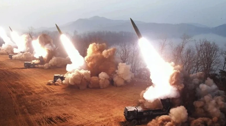 Japonların dibine 900 kilometre menzilli balistik füze fırlattılar