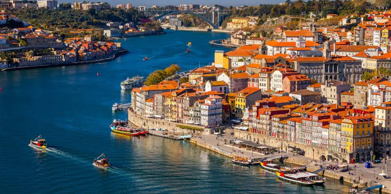 Avrupa ülkesinde hayat durdu: Okullar kapandı, yüzlerce uçuş iptal edildi