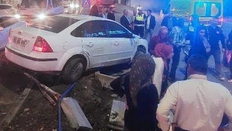 Otomobil ile hafriyat kamyonu çarpıştı! Yaralılar var