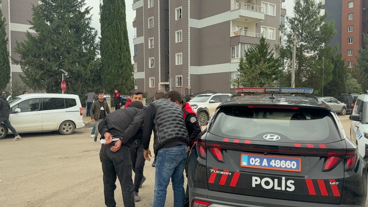Site sakinleri birbirine girdi: 1 yaralı, 5 gözaltı