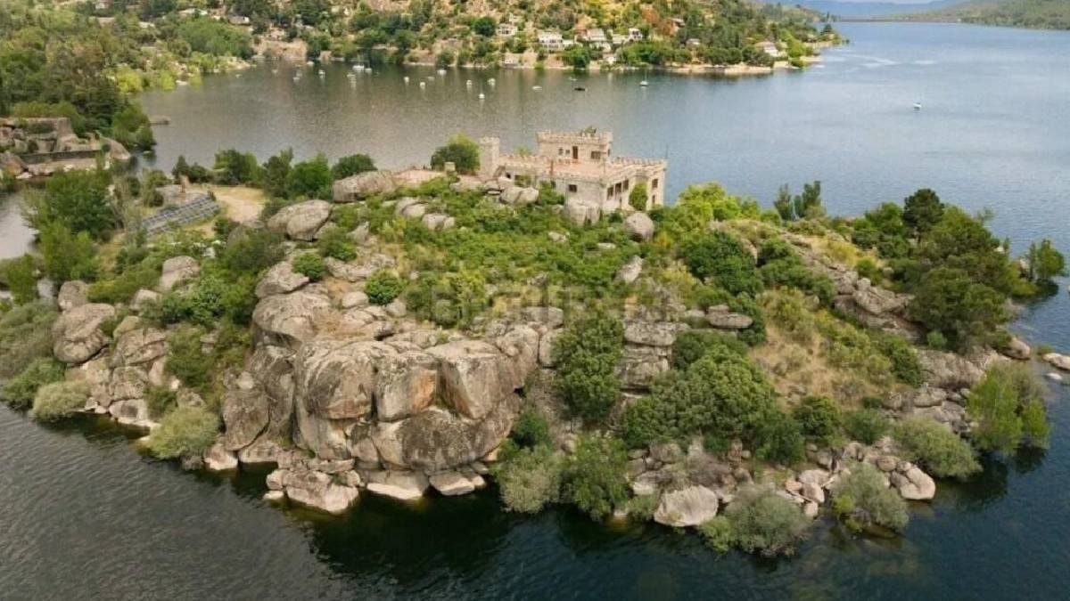 Üzerinde kale bulunan ada satışa çıkarıldı: Başkente bir saat uzaklıkta