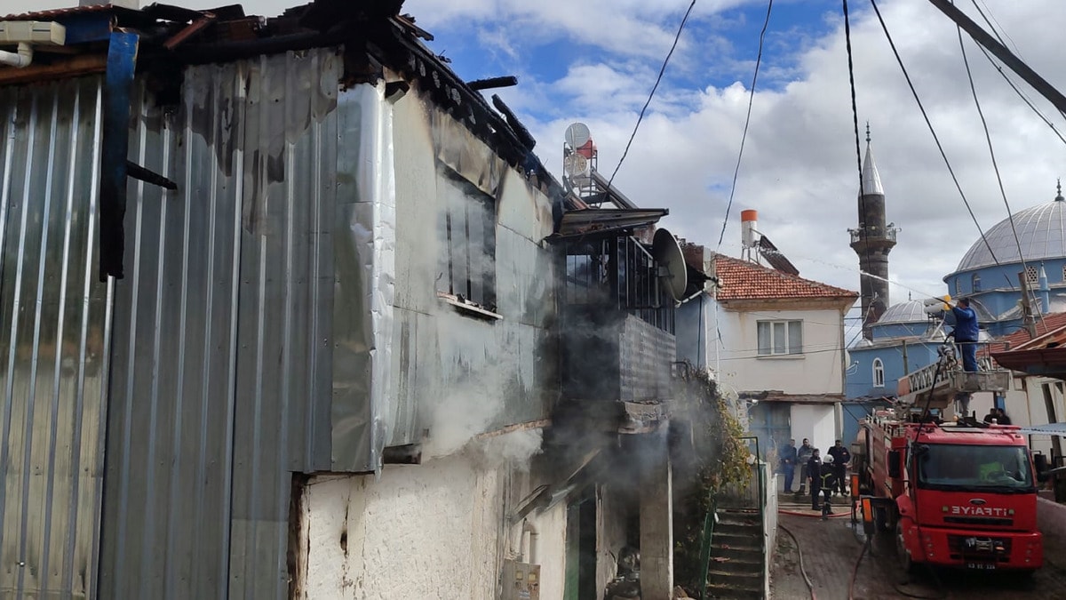Afyon'da iki katlı ahşap ev yandı
