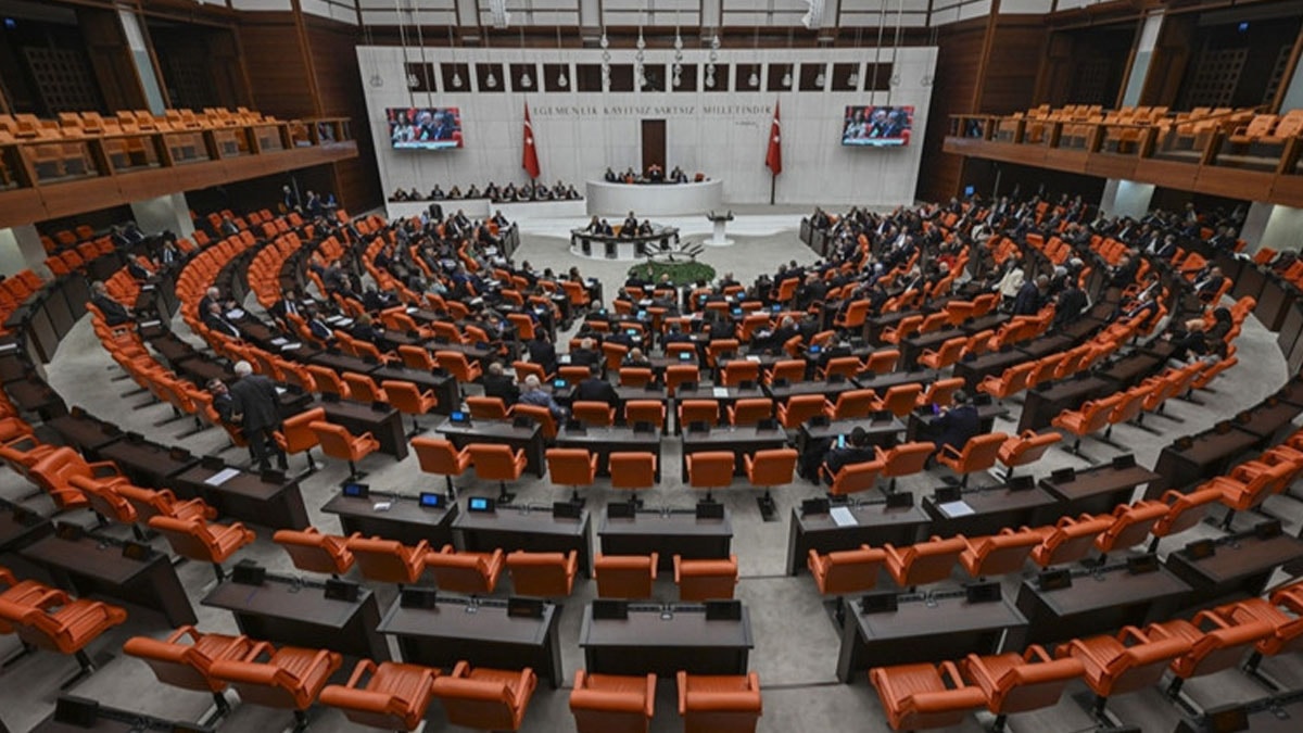 AKP'nin fon teklifinin 3.maddesine verdiği önerge kabul edildi