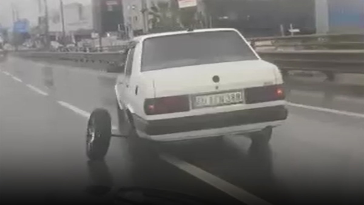 Seyir halindeki otomobilin aks demiri kırıldı