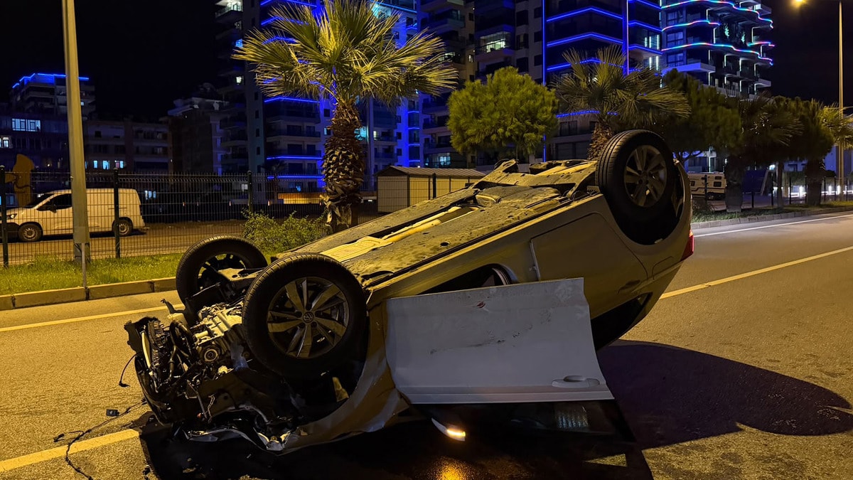 Alanya'da iki otomobil çarpıştı: 1'i ağır 2 yaralı