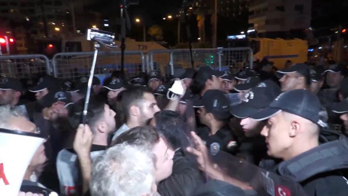 İzmir'de Cemil Tugay protestosuna polis engeli