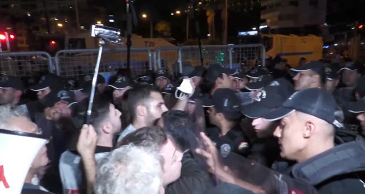 İzmir'de Cemil Tugay protestosuna polis engeli