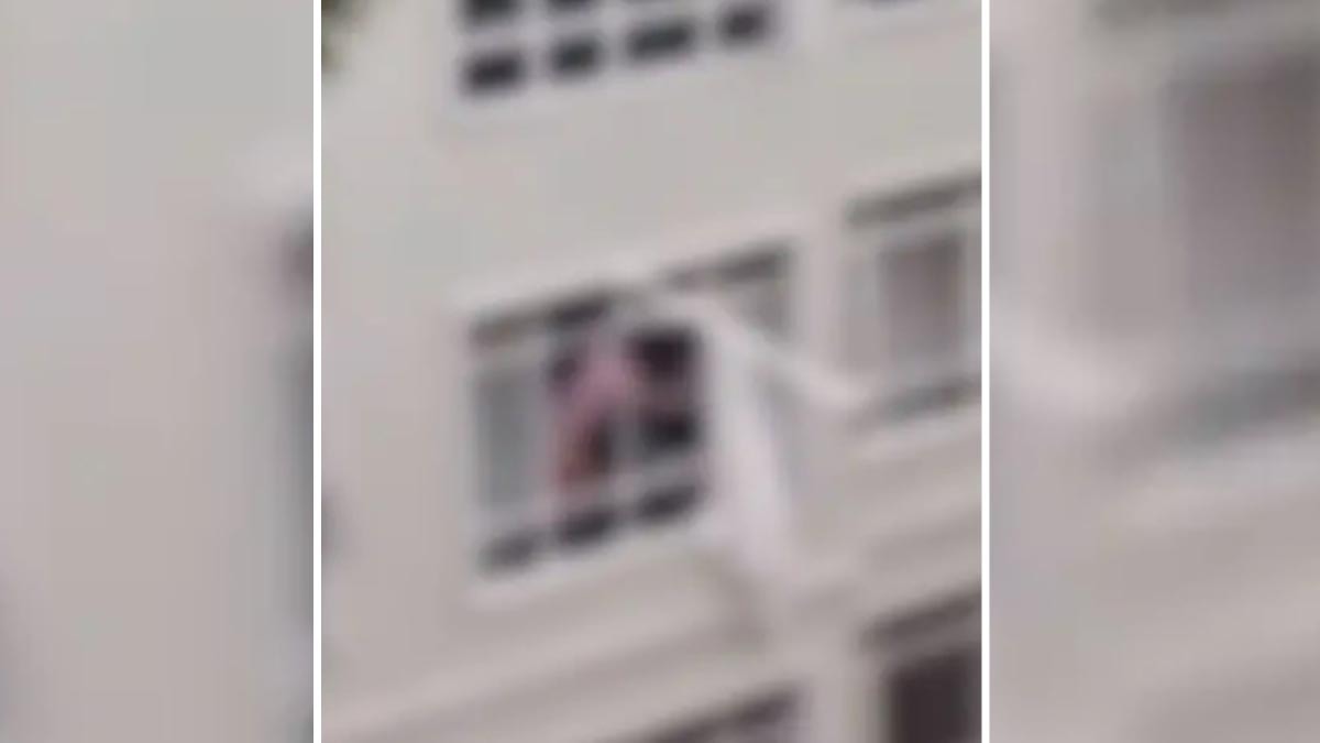 Evinde çıplak dolaşan adam mahalleliyle kavga etti: Penceredeki adama odun fırlattılar