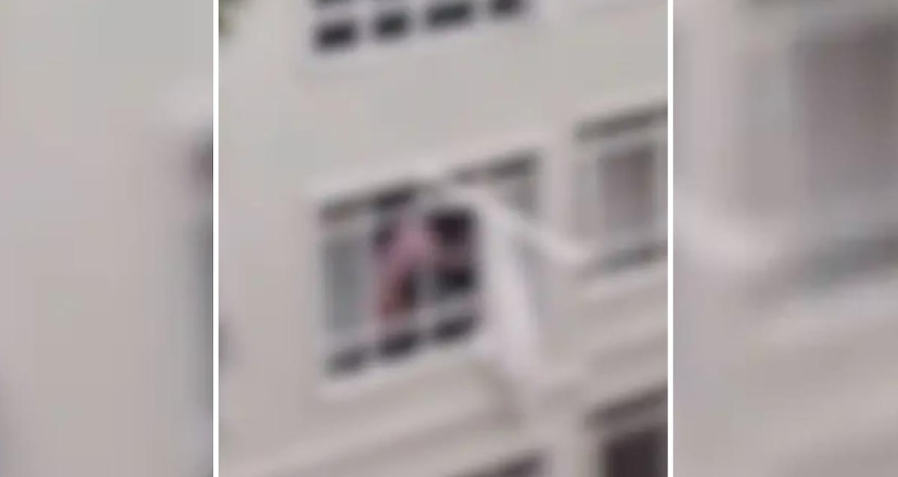Evinde çıplak dolaşan adam mahalleliyle kavga etti: Penceredeki adama odun fırlattılar