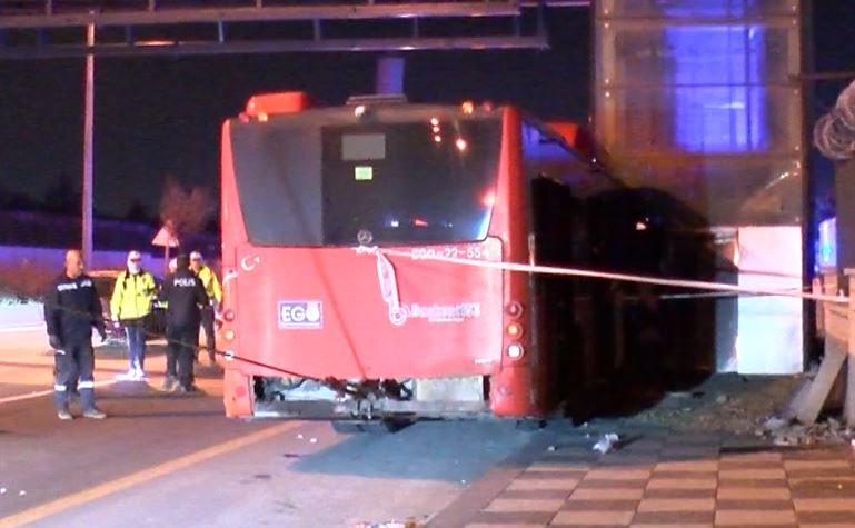 Ankara’da feci kaza! EGO otobüsü üst geçide çarptı; 24 kişi yaralandı
