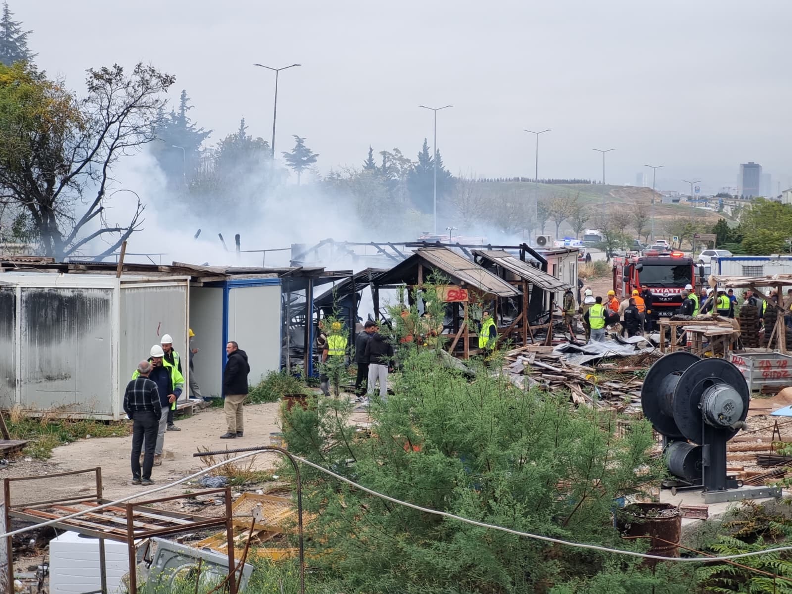 Ankara'da işçilerin kaldığı 5 konteyner yandı