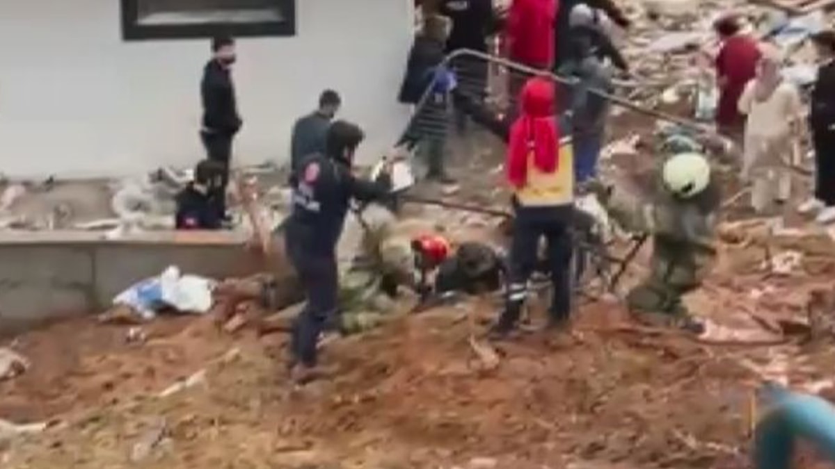 13 yaşındaki çocuk ve annesi çamura saplandı: Ekipler seferber oldu