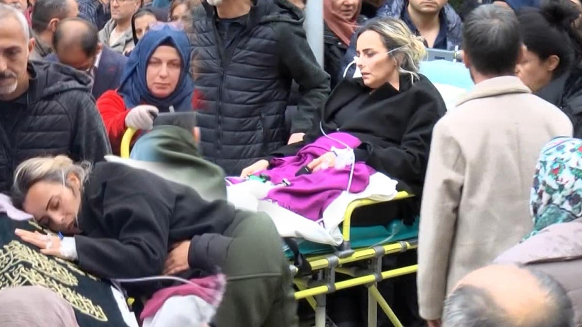 Yoğun bakımdan sedyeyle çıkan anne, 5 yaşındaki kızının tabutu başında gözyaşlarına boğuldu