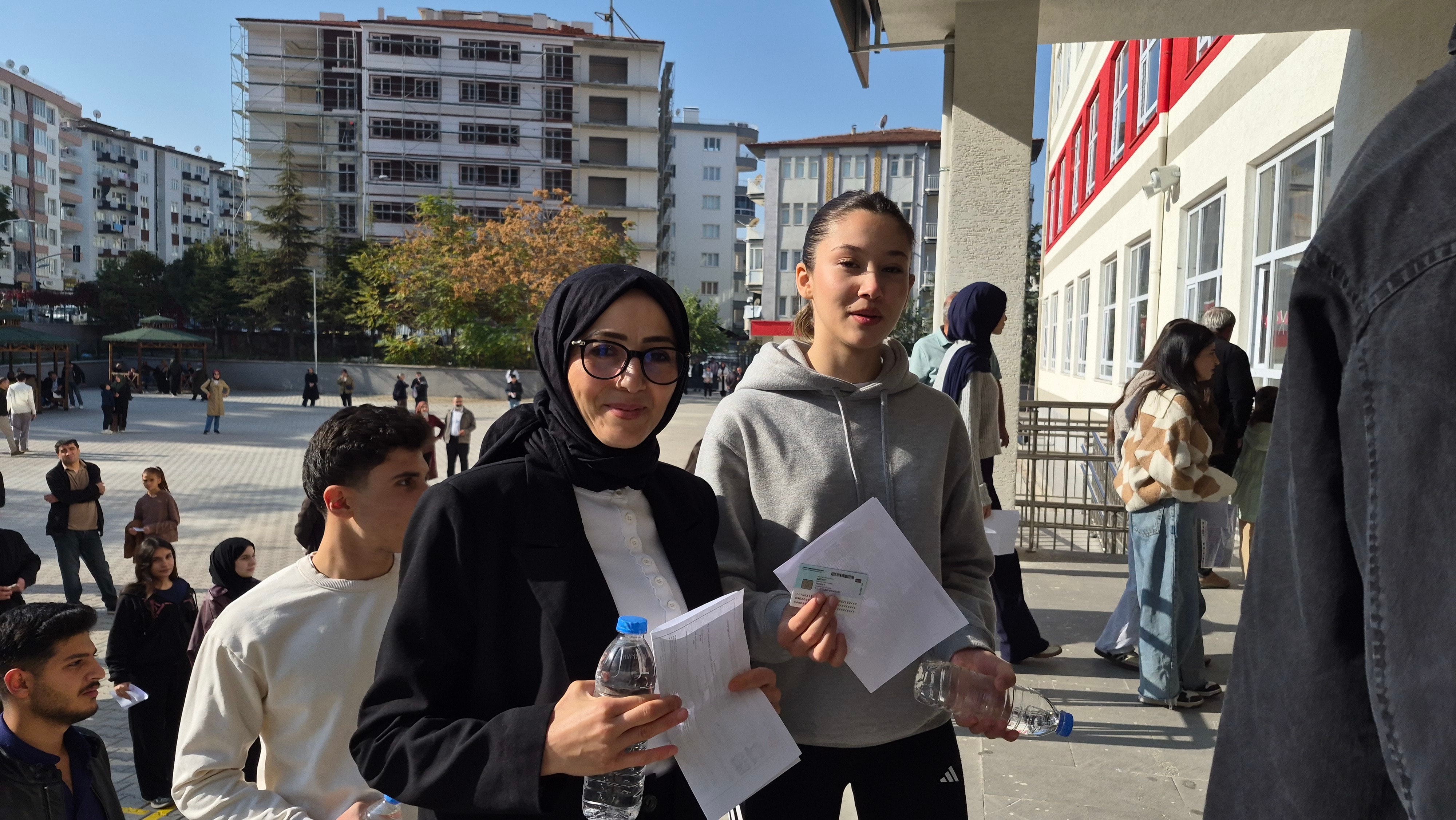 Anne-kız aynı okulda KPSS heyecanı yaşadı: “Ayrı sıralarda aynı sorular için ter dökeceğiz”
