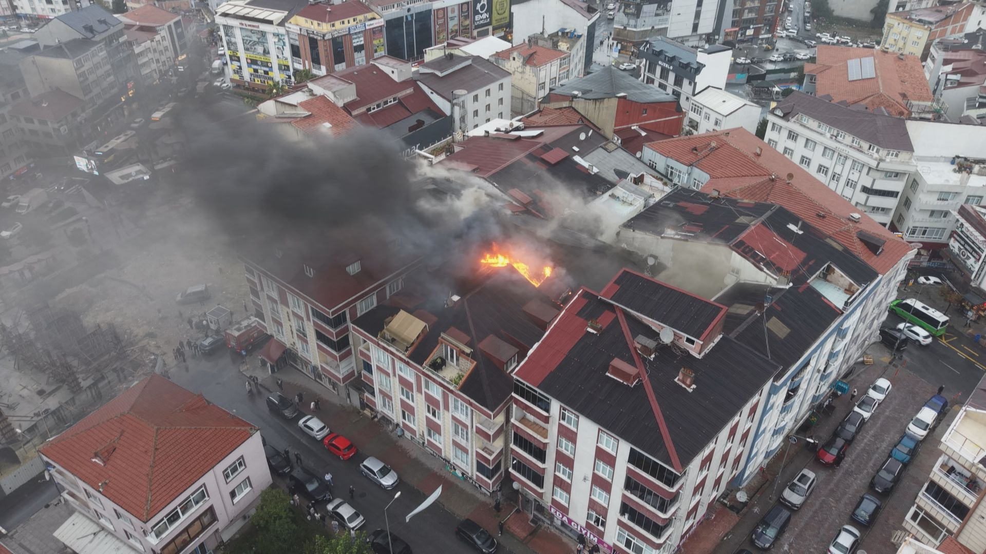 Arnavutköy'de 5 katlı binada yangın: Mahsur kalanlar kurtarıldı