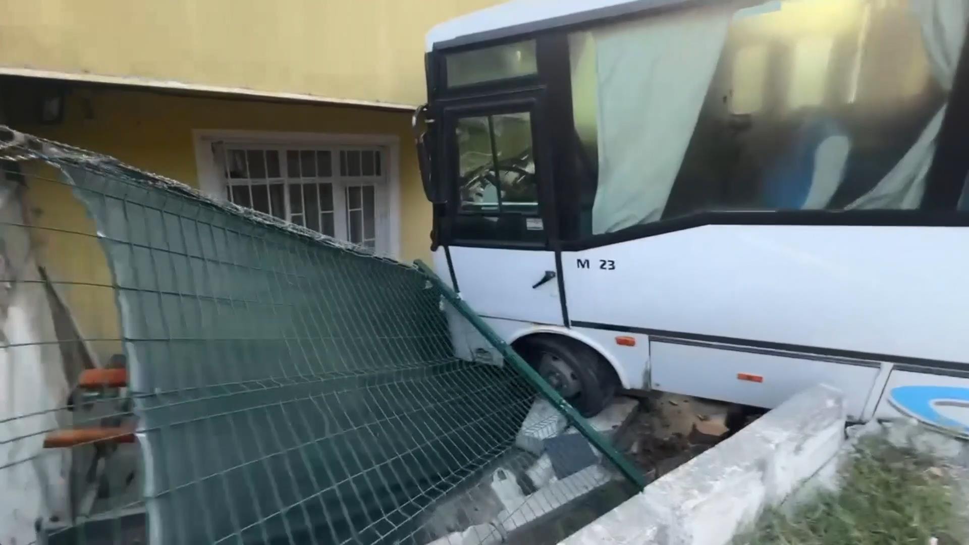Arkasından koştu ama yetişemedi: Freni boşalan midibüs evin bahçesine daldı!