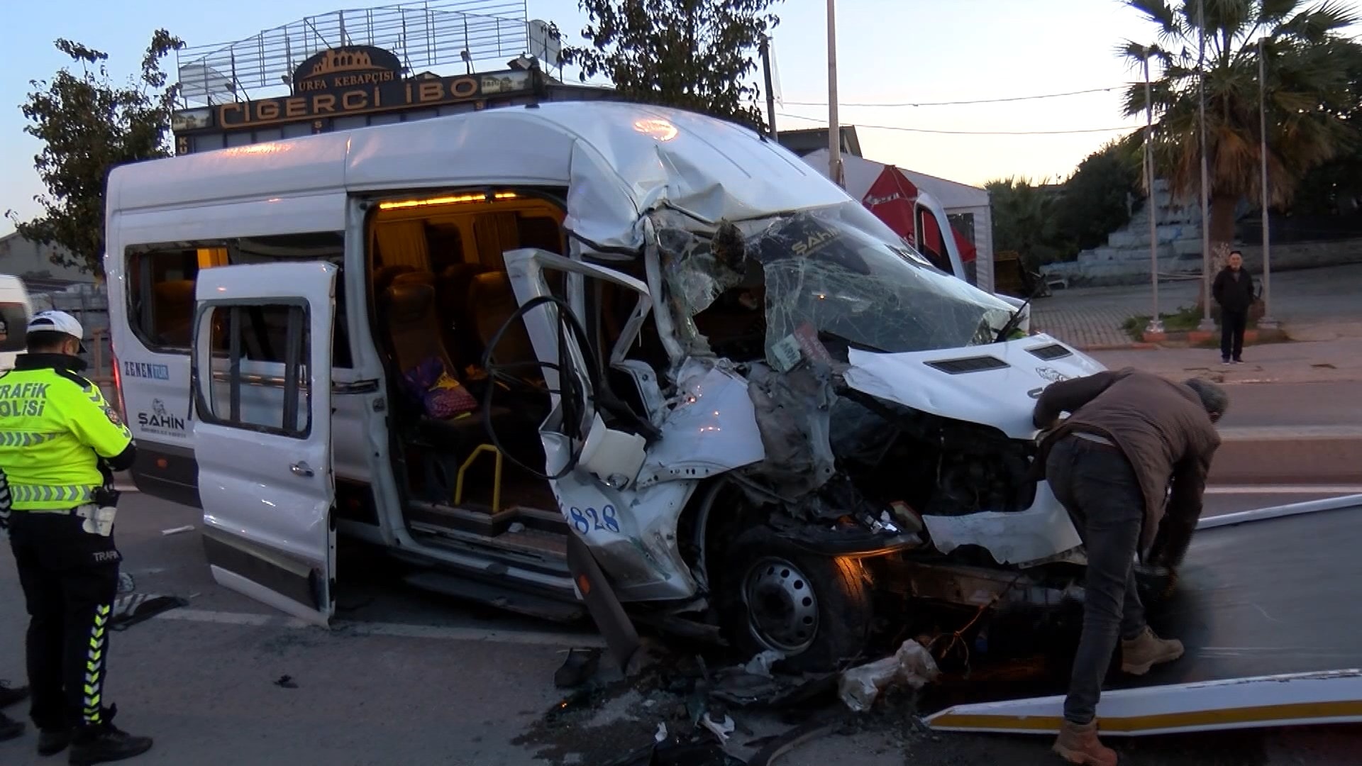 Servis minibüsü hafriyat kamyonuna çarptı: 9 yaralı