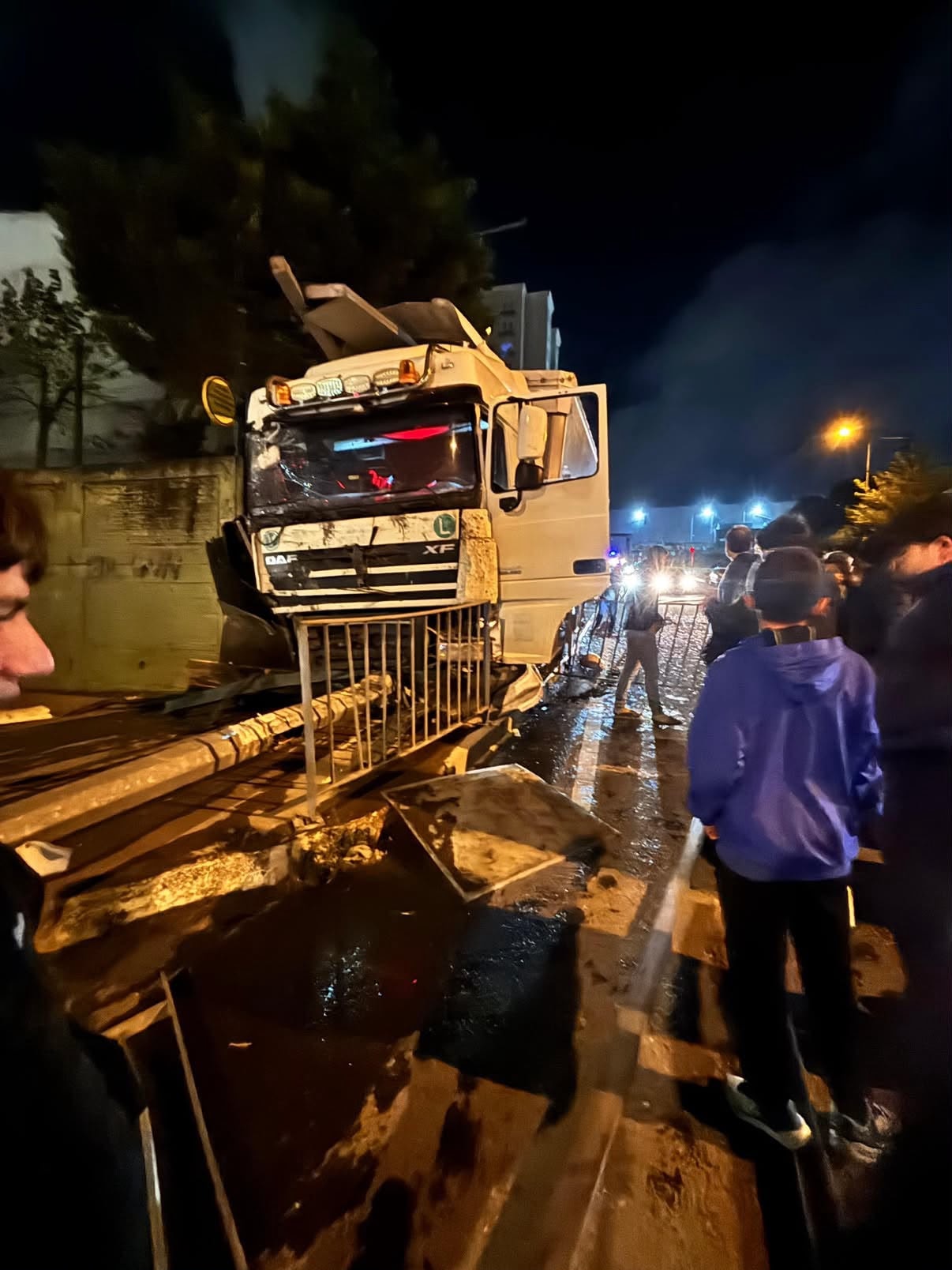 Kontrolden çıkan tır, otobüs durağına daldı