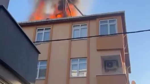Ataşehir’de dört katlı binanın çatısı yandı, bina tahliye edildi