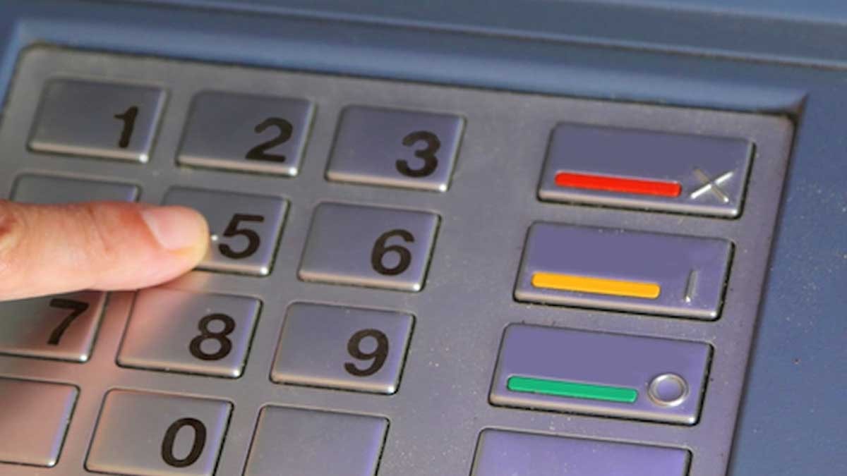 Banka milyonlarca doları ATM yanında unuttu