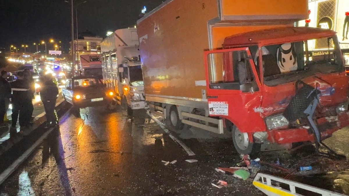 Avcılar'da 4 araç birbirine girdi: 4 yaralı