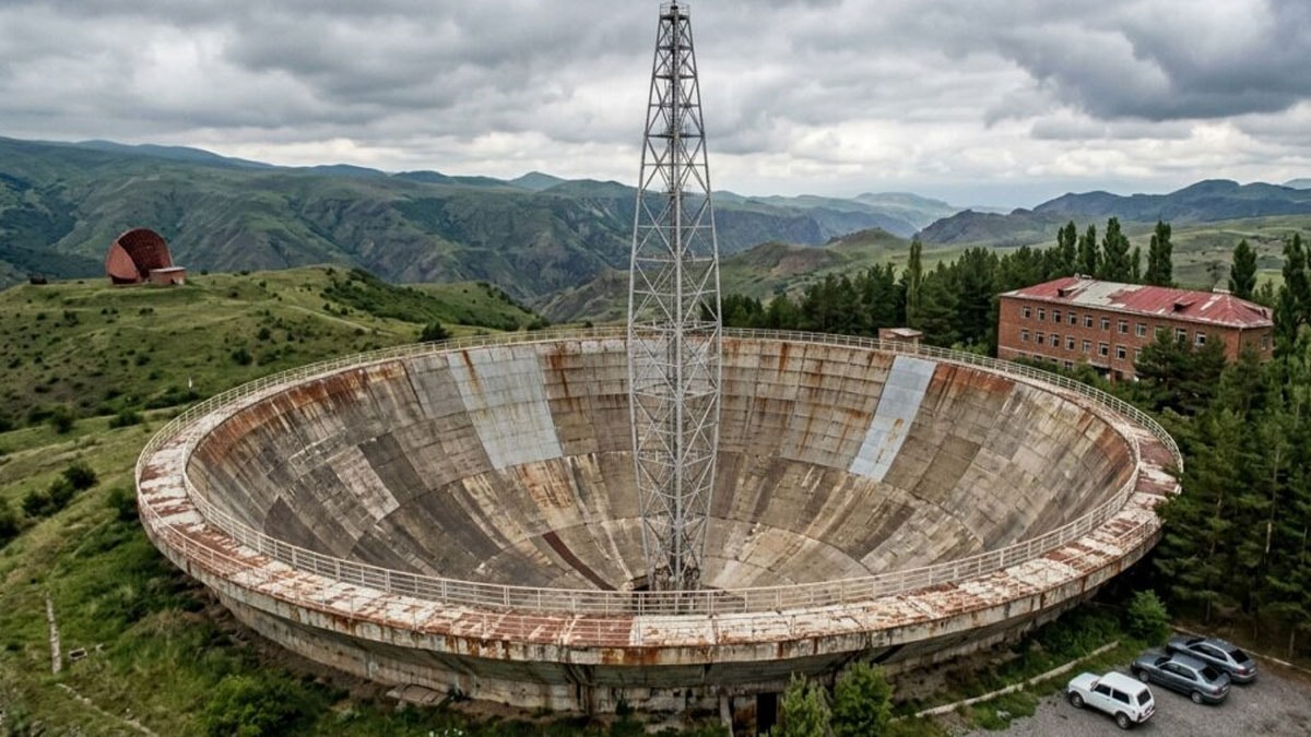 Dağın tepesinde 54 metrelik dev ayna unuttular