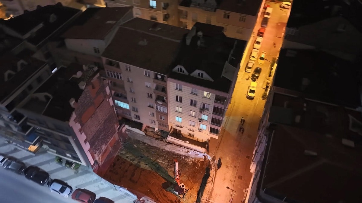 Bahçelievler'de istinat duvarı yıkıldı: 20 daire tahliye edildi