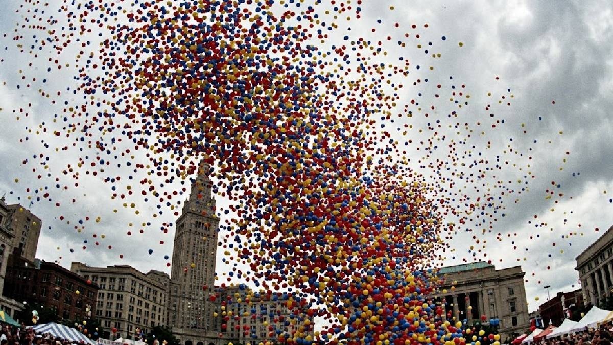 Gökyüzüne bırakılan 1,5 milyon balon felaketi beraberinde getirdi