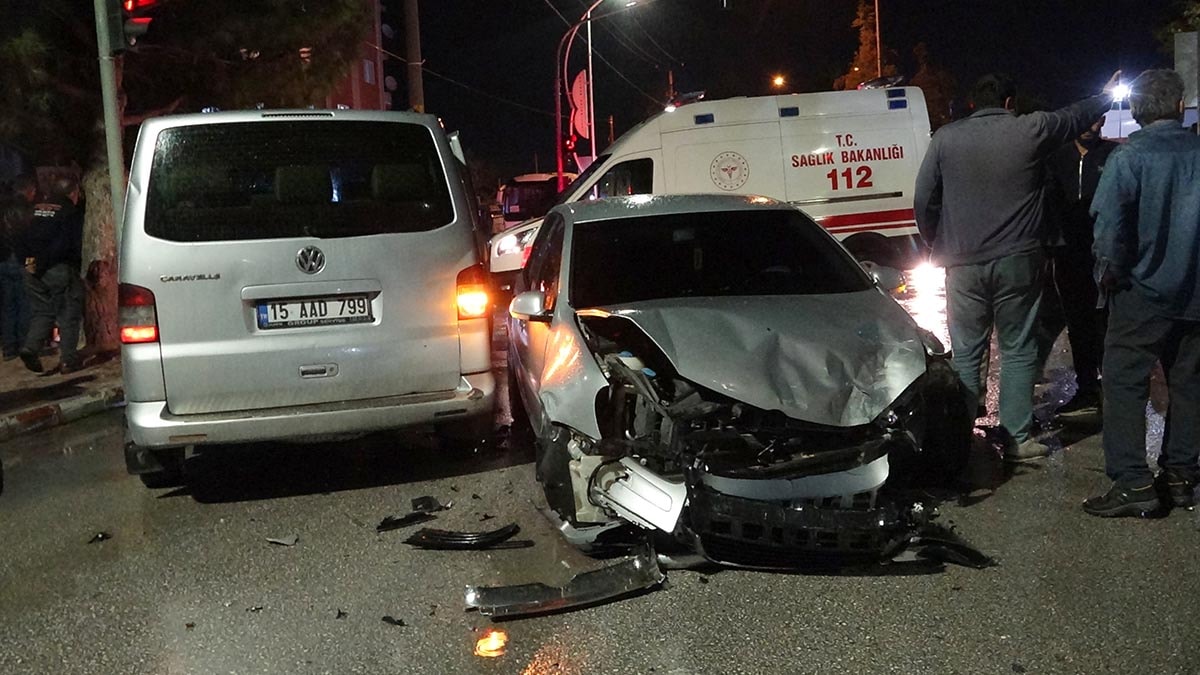 Burdur’da öğrenci servisi ile otomobil çarpıştı: 12 öğrenci hastaneye götürüldü