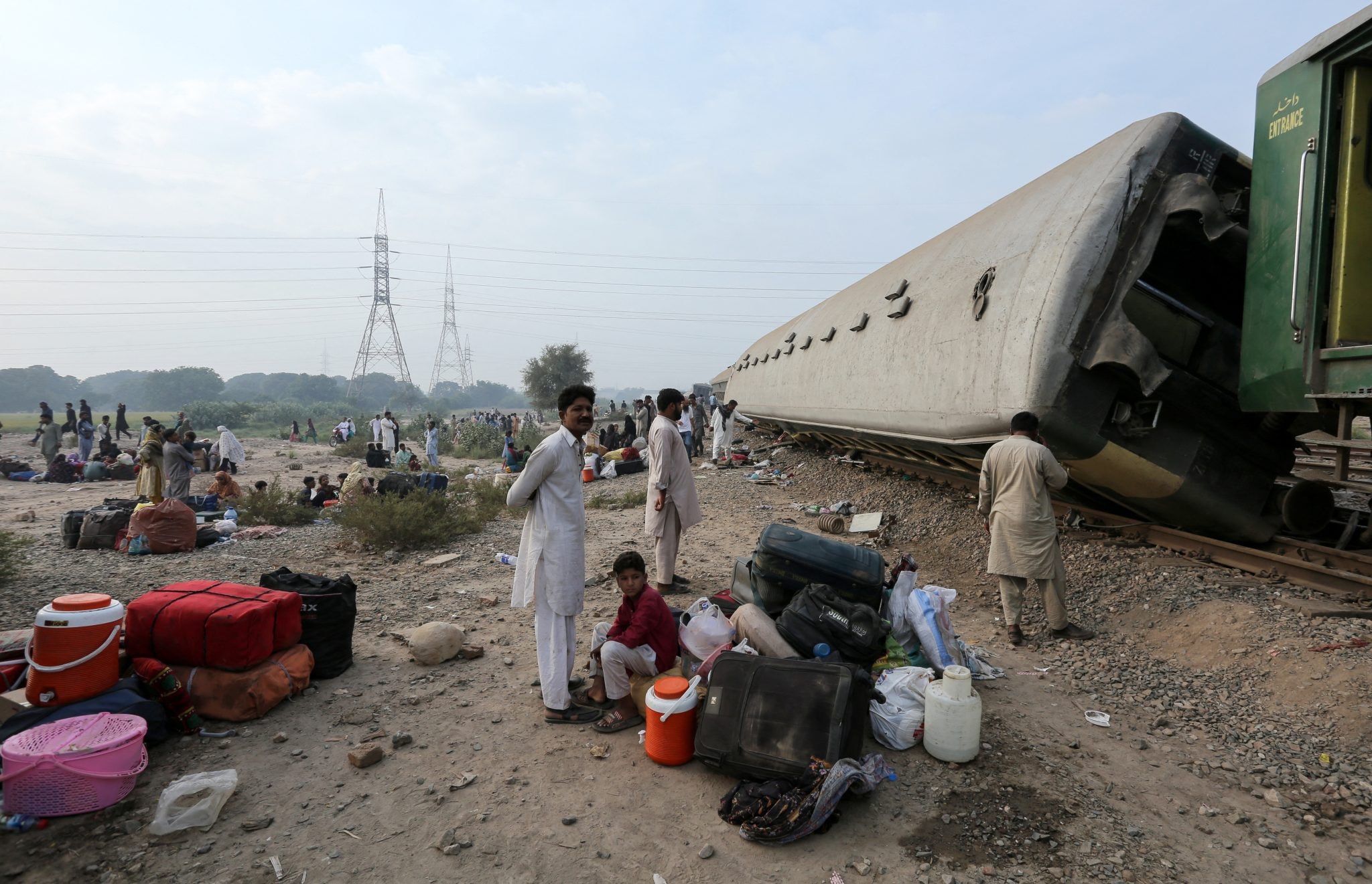 Pakistan'da tren raydan çıktı: Çok sayıda ölü ve yaralı var