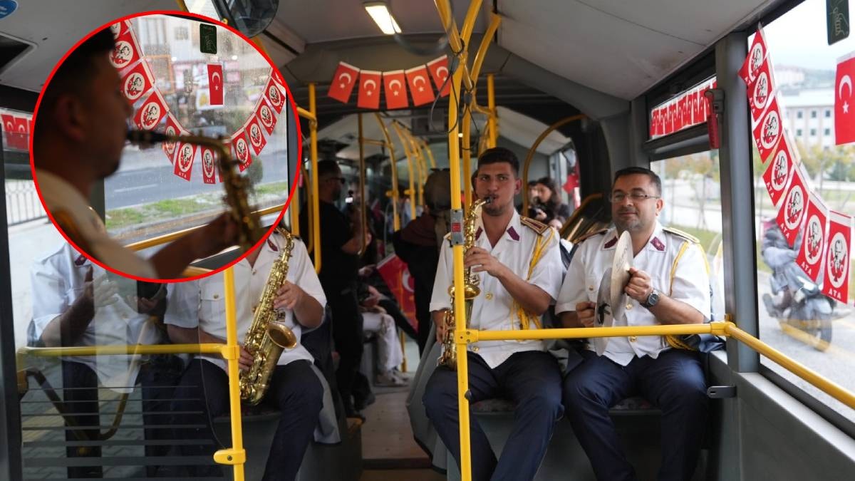 Halk otobüsünde yolcuları şoke eden Cumhuriyet Bayramı kutlaması!