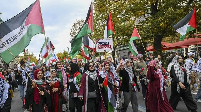 Berlin'de binlerce kişi silahlanmaya karşı gösteri yaptı