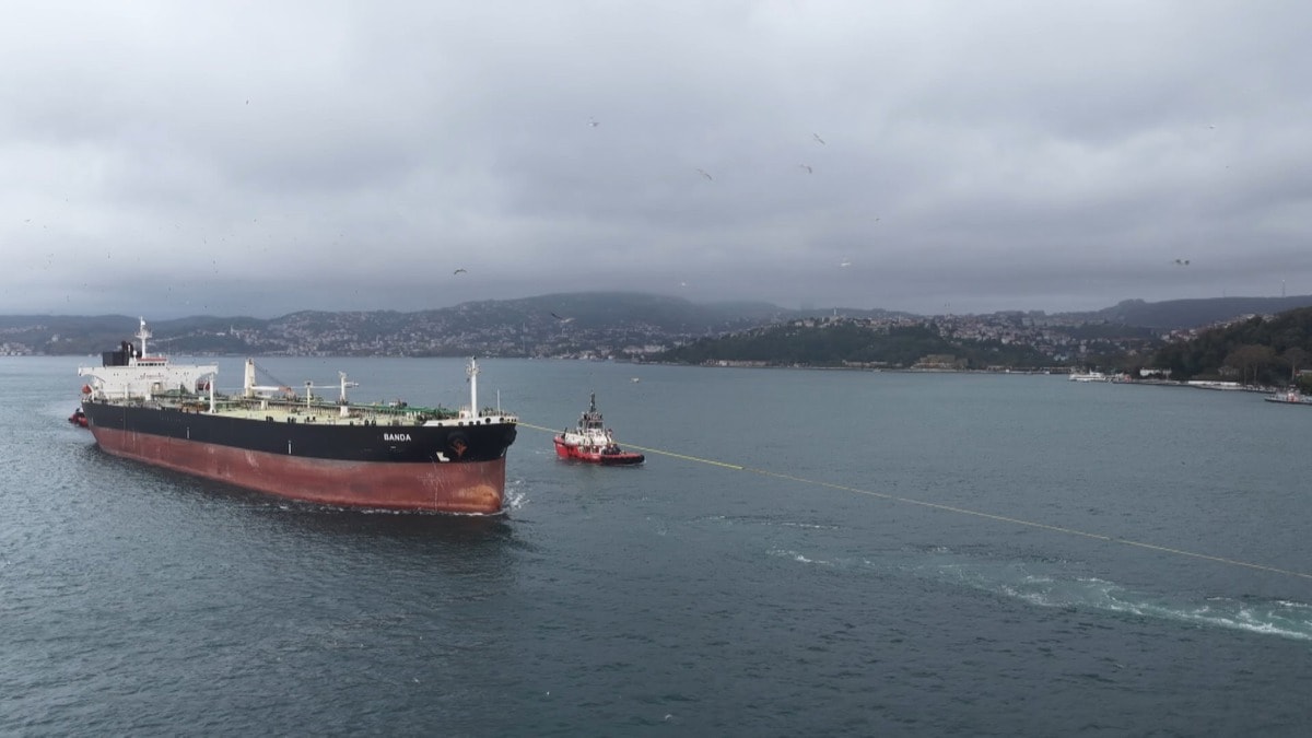 Sürüklenerek karaya oturan tanker İstanbul Boğazı'ndan geçirildi