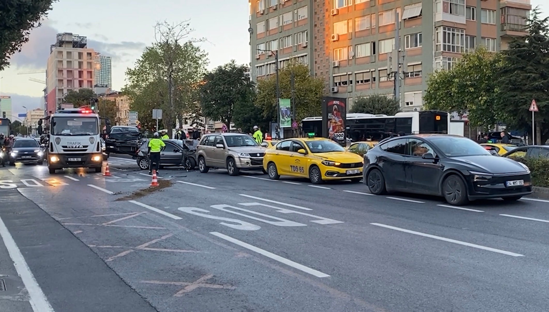 İstanbul'da dehşet anları: 5 aracın karıştığı zincirleme kaza kamerada