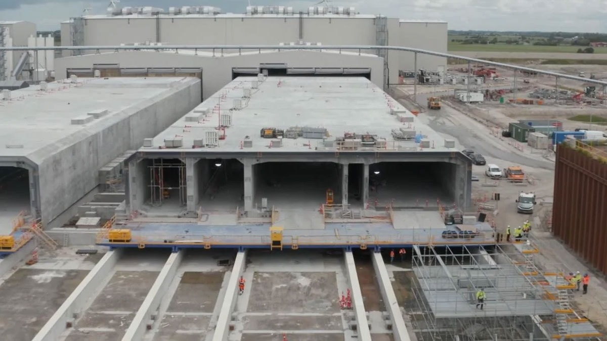 73 bin tonluk beton kutuyu denizin dibine indirdiler: İki ülkeyi birbirine bağlayacak