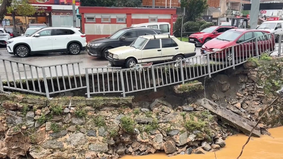 Beykoz’da köprünün yan duvarları çöktü, yol trafiğe kapatıldı