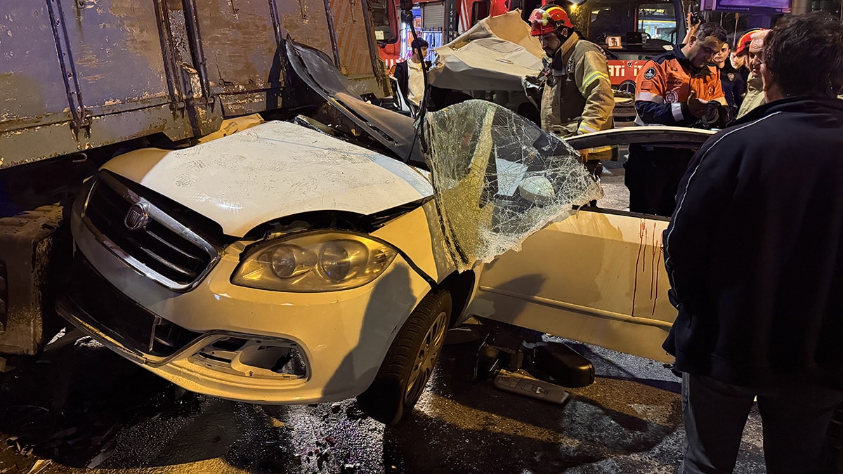Beyoğlu'nda feci kaza! Otomobil taksiye çarptı: 3 yaralı