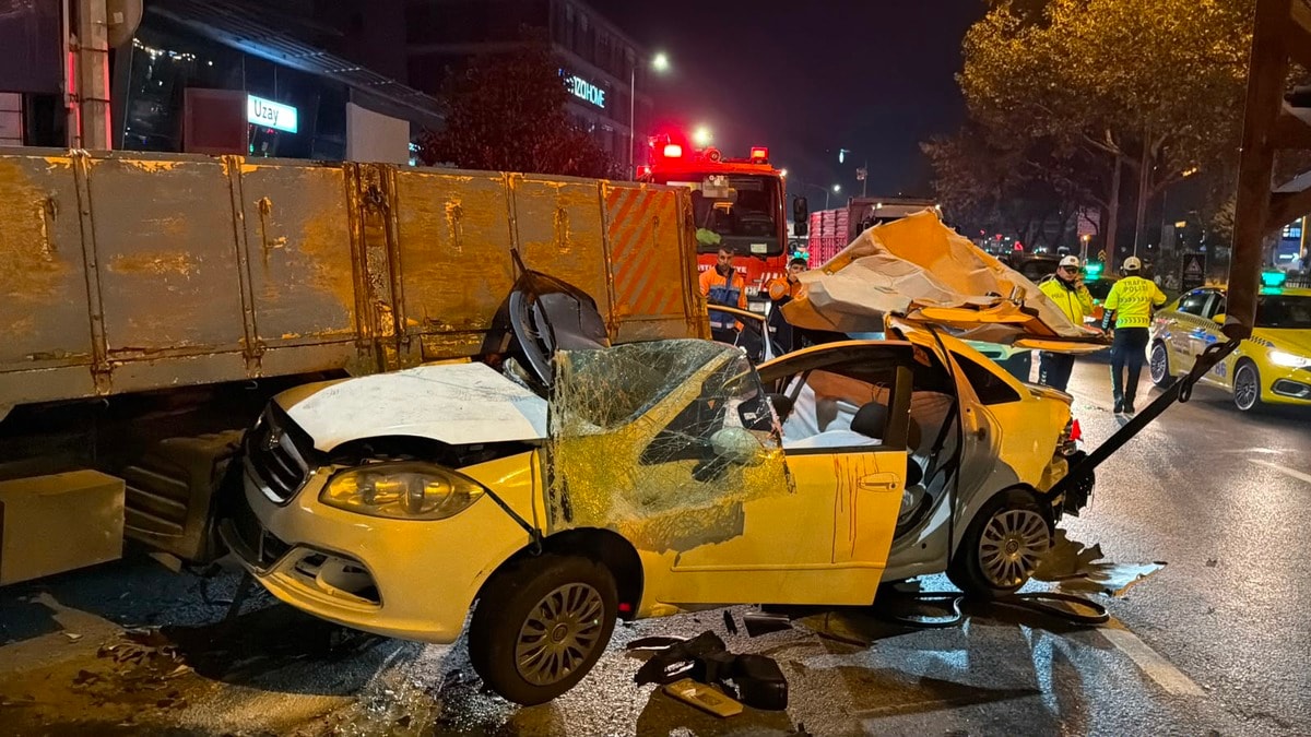 Beyoğlu'nda 5 araç birbirine girdi