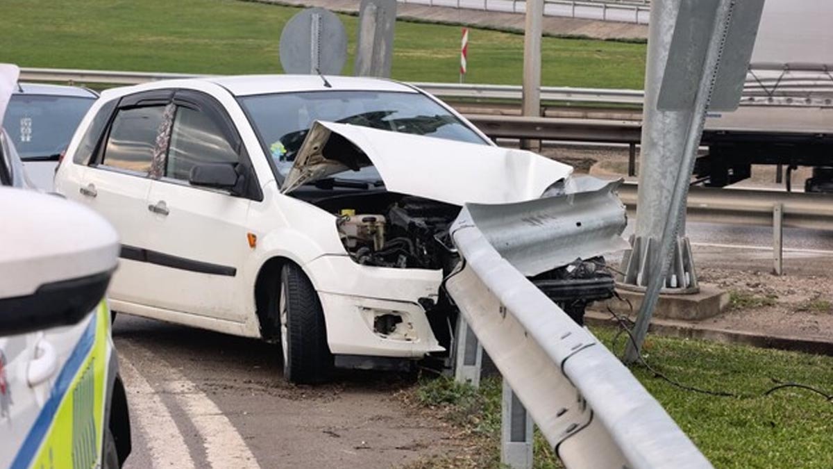 Bariyerlere çarpan otomobilin sürücüsü yaralandı