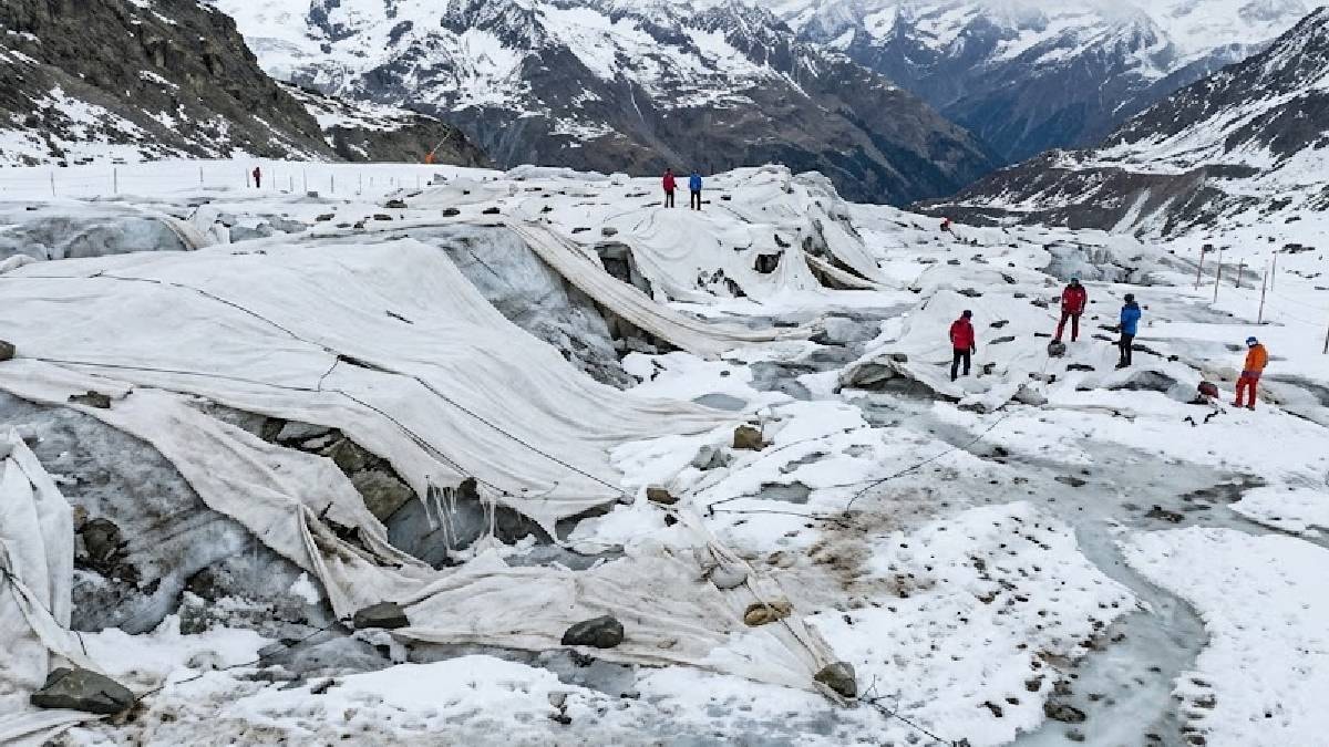Buzul erimesini durdurmak için dağa serilen devasa branda felaketi beraberinde getirdi