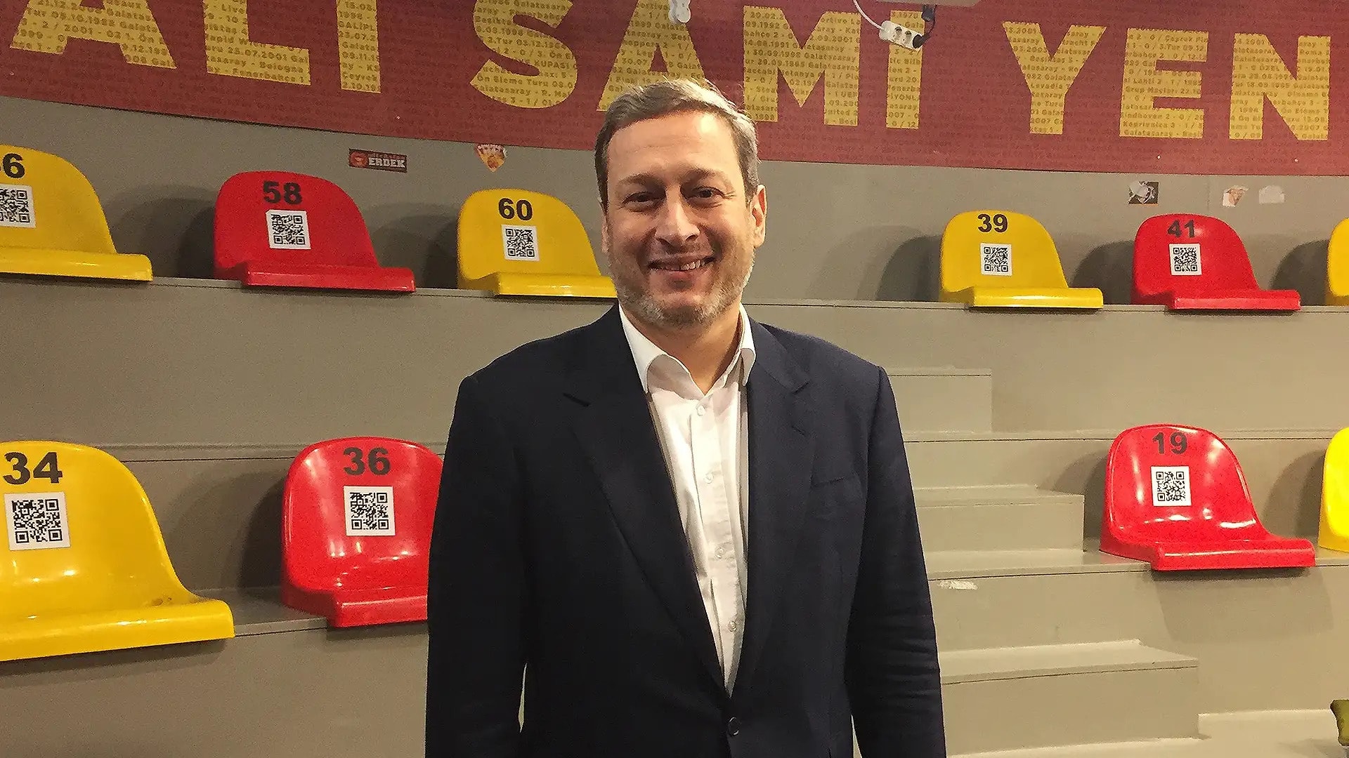 Galatasaray'ın eski başkanı yeni sevgilisiyle ilk kez el ele görüntülendi