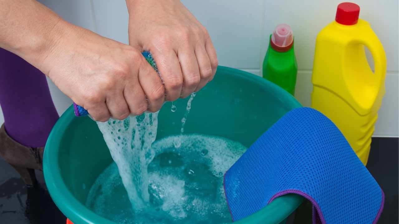 Çamaşır suyundan bin kat daha etkili: 1 kaşık yetiyor, kiri küfü kendiliğinden akıyor