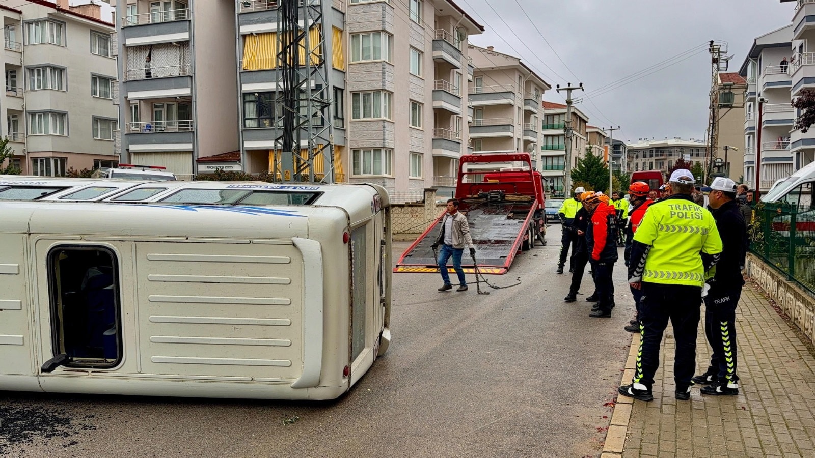 Öğrenci servisiyle dolmuş çarpıştı; 18 kişi yaralandı